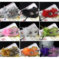 Venetiaanse maskers in diverse kleuren.